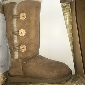 UGGS || BAILEY BUTTON TRIPLET BOOT